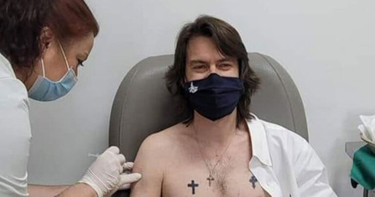 Έλληνας δήμαρχος τα «πέταξε» όλα έξω στον εμβολιασμό – Γυμνόστηθος και με σταυρούς