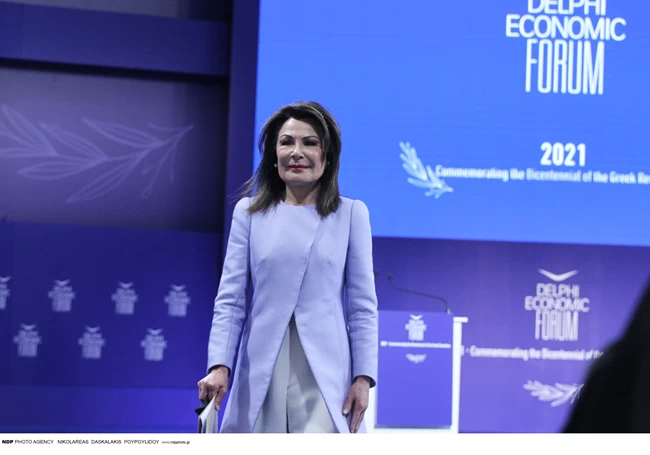 Γιάννα Αγγελοπούλου: Με ανοιξιάτικο look και μίνι φόρεμα στο Φόρουμ των Δελφών 7 Γιάννα Αγγελοπούλου