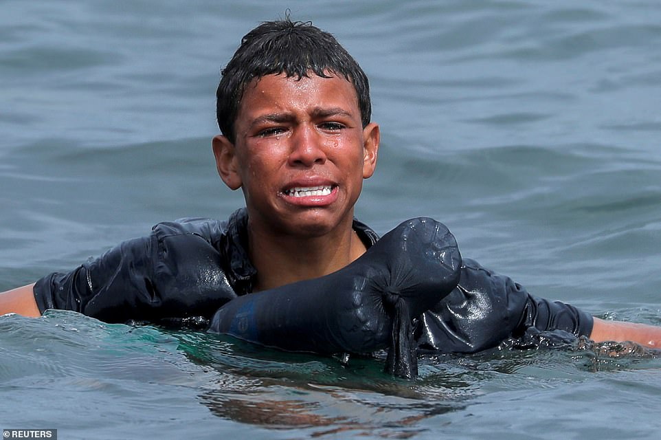 43230421 9600751 a migrant boy used plastic bottles to stay afloat during his des a 210 1621523920740