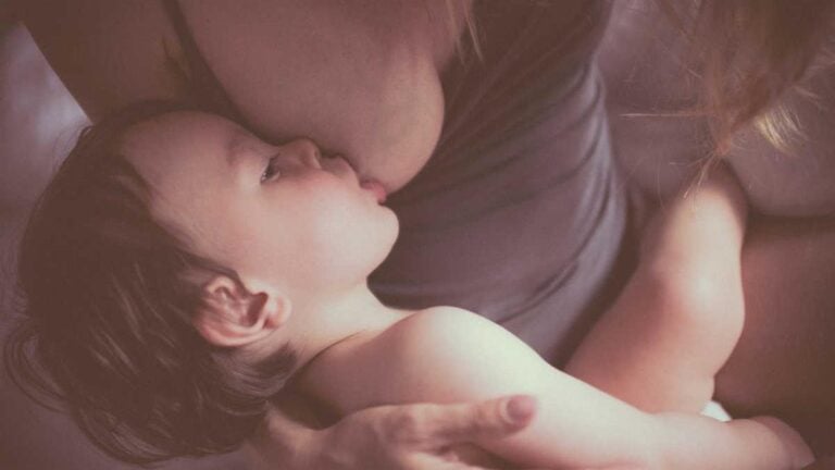 «Με κατηγορούν που θηλάζω ακόμα τον 3χρονο γιο μου αλλά δεν τους δίνω σημασία»