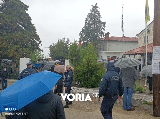 Θεσσαλονίκη: Κοσμοσυρροή σε κηδεία ιερέα που πέθανε από κορονοϊό - Χωρίς αποστάσεις και μέτρα 1 76754