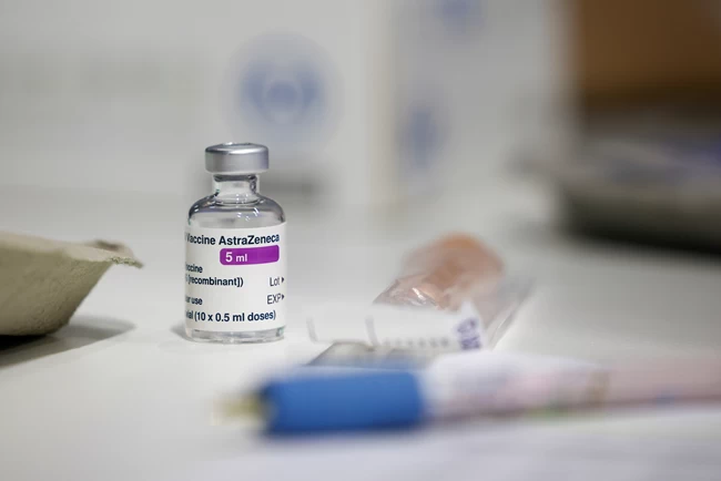 Εμβόλια: Καλύτερη ανοσία με πρώτη δόση AstraZeneca και δεύτερη με Pfizer ή Moderna; Τι δείχνουν οι μελέτες