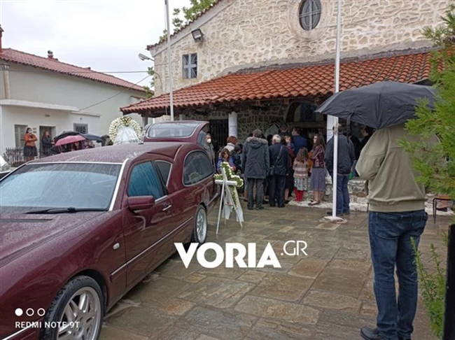 Θεσσαλονίκη: Κοσμοσυρροή σε κηδεία ιερέα που πέθανε από κορονοϊό - Χωρίς αποστάσεις και μέτρα 2 7543234