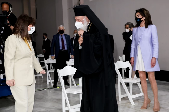 Γιάννα Αγγελοπούλου: Με ανοιξιάτικο look και μίνι φόρεμα στο Φόρουμ των Δελφών 5 Γιάννα Αγγελοπούλου