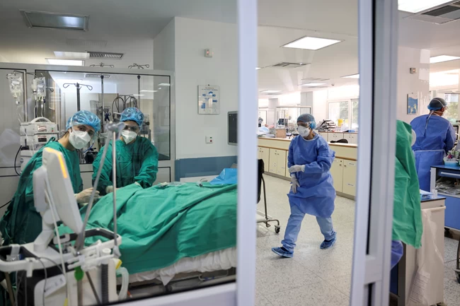 Καλά νέα από τα νοσοκομεία: Μειώθηκαν 60% οι εισαγωγές ασθενών με κορονοϊό - Αδειάζουν κλινικές covid και αυτοσχέδιες ΜΕΘ