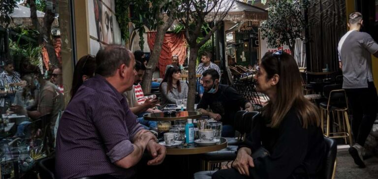 Εστίαση: Πλημμύρισαν από κόσμο τα μαγαζιά – Κρατήσεις μέχρι τον Αύγουστο