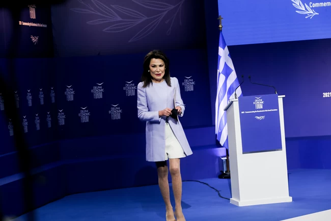 Γιάννα Αγγελοπούλου: Με ανοιξιάτικο look και μίνι φόρεμα στο Φόρουμ των Δελφών 4 Γιάννα Αγγελοπούλου