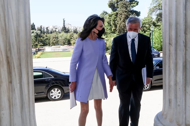 Γιάννα Αγγελοπούλου: Με ανοιξιάτικο look και μίνι φόρεμα στο Φόρουμ των Δελφών 3 Γιάννα Αγγελοπούλου