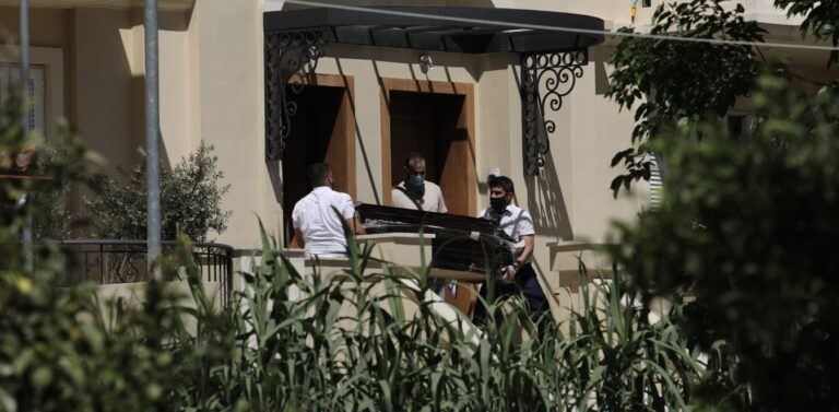 Δολοφονία στα Γλυκά Νερά: Εβαλαν το όπλο στο κεφάλι του μωρού και έπνιξαν τη μητέρα