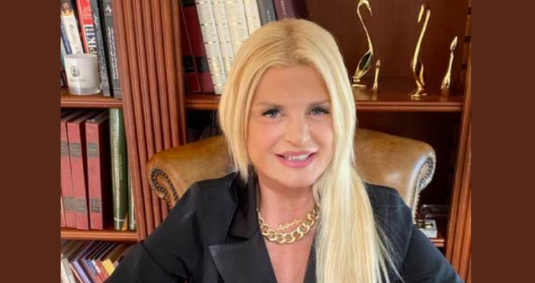 Μαρίνα Πατούλη: Κάνει ηλιοθεραπεία με χρυσό μπικίνι