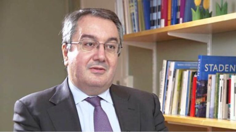 Παρέμβαση Μόσιαλου: «Θα έχουν πρόβλημα όσοι δεν εμβολιαστούν»