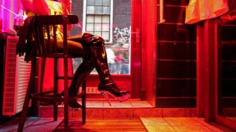 Ανοίγουν οι οίκοι ανοχής με μάσκα, γάντια και χρονόμετρο