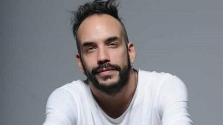 Στο σκαμνί ο Μουζουράκης για εξύβριση της ελληνικής σημαίας και της 28ης Οκτωβρίου