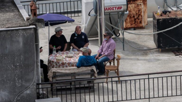 Κυριακή του Πάσχα: Η Ελλάδα γιορτάζει με σούβλες σε αυλές και πεζοδρόμια, αρνί και με ντελίβερι