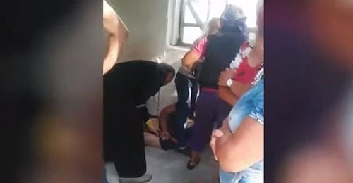 “Πλακώθηκαν” παπάδες και πιστοί σε μνημόσυνο – Μπουνιές και αίματα για μια… μάσκα