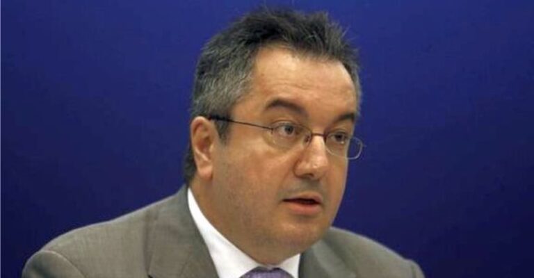 Mόσιαλος: «Κάθε χρόνο το εμβόλιο – Δεν αποκλείεται και τέταρτο κύμα»