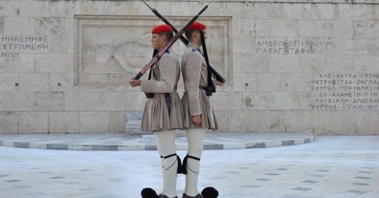 Πρώην ΟΥΚας την «έπεσε» σε Εύζωνα, τον έριξε κάτω και πήγε να του πάρει το όπλο!