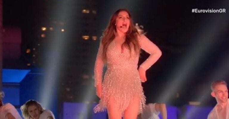 «Με τα πολλά που διάβασα, έβαλα να δω το βίντεο της “χοντρής και γερασμένης” Έλενας Παπαρίζου»