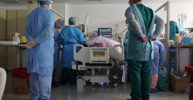 Ξύπνησε η 48χρονη που νοσηλεύεται στη ΜΕΘ με θρόμβωση μετά το Johnson & Johnson