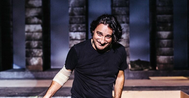 Ο Βασίλης Χαραλαμπόπουλος συγκινεί ξανά με το ευτυχισμένο κουτάβι που έσωσε από τα σκουπίδια!