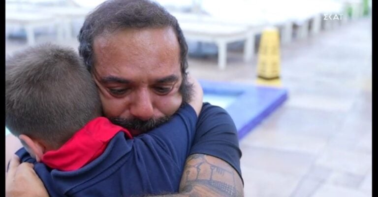 Survivor: Η στιγμή που ο Τριαντάφυλλος δίνει την μπαντάνα σε ένα Ελληνόπουλο στο Μαϊάμι και βάζει τα κλάματα