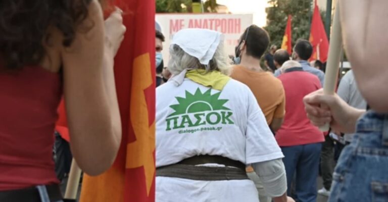 Γιαγιά πήγε σε συγκέντρωση του ΚΚΕ με μπλουζάκι… του ΠΑΣΟΚ