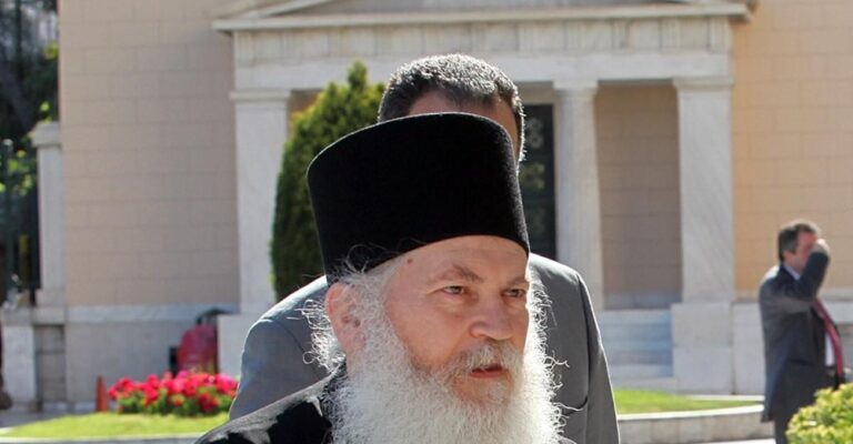 Με κορονοϊό ο ανεμβολίαστος ηγούμενος Εφραίμ του Βατοπεδίου – Μεταφέρεται εσπευσμένα στον Ευαγγελισμό με αεροδιακομιδή