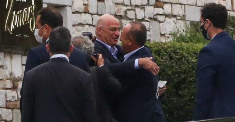 Αγκαλίτσες Δένδια-Τσαβούσογλου πριν το ανεπίσημο δείπνο κάτω από την Ακρόπολη