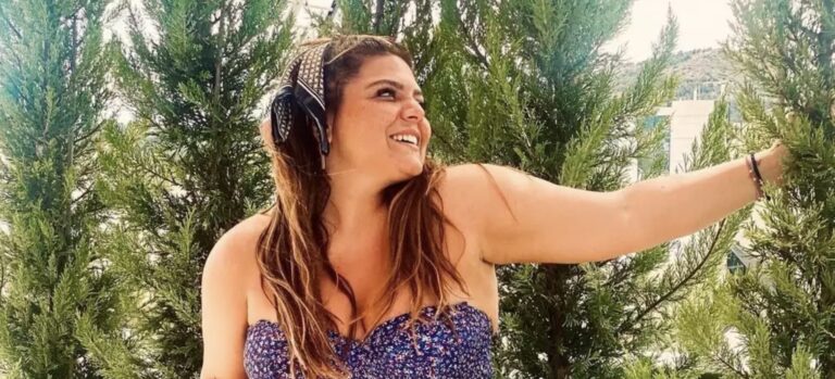 Δανάη Μπάρκα: Ποζάρει με μαγιό και στέλνει το μήνυμά της