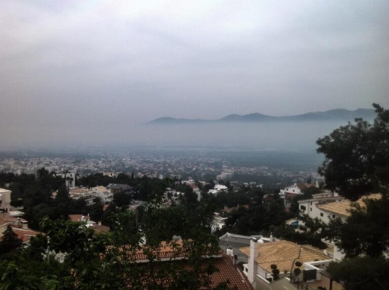 Απειλή για την υγεία το νέφος τσίκνας που σκέπασε την Αθήνα
