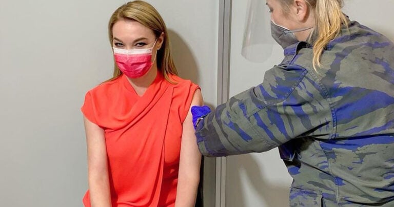 Τατιάνα Στεφανίδου: Έκανε χαρούμενη και χαμογελαστή το εμβόλιο για τον κορονοϊό