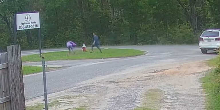 Βιντεοκ-σοκ: Παιδόφιλος προσπαθεί να αρπάξει 11χρονη από στάση λεωφορείου