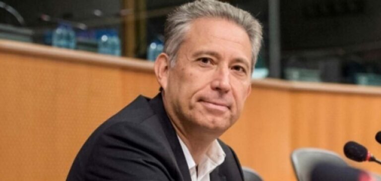 Χρυσόγονος: Νόμιμο να τεθεί σε αργία εργαζόμενος που αρνείται να εμβολιαστεί