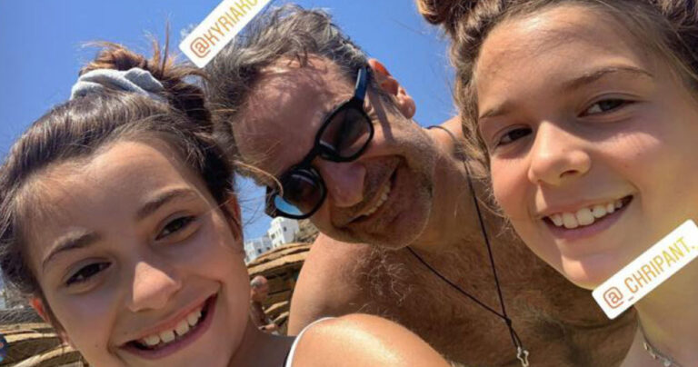 Τήνος: Η τρυφερή φωτογραφία του Κυριάκου Μητσοτάκη με δύο κοpιτσάκια σε παραλία