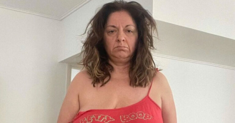 Σοφία Μουτίδου: Ποζάρει με εσώρουχα και μας δείχνει το σώμα της χωρίς φίλτρα και ρετούς