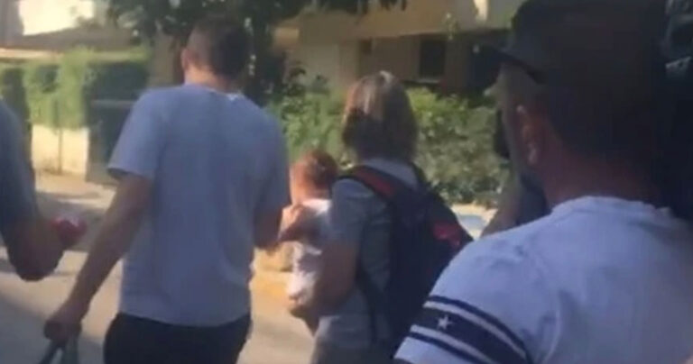 Γλυκά Νερά: Με το μωρό αγκαλιά η μητέρα του Μπάμπη πάει να συναντήσει τη μητέρα της Καρολάιν