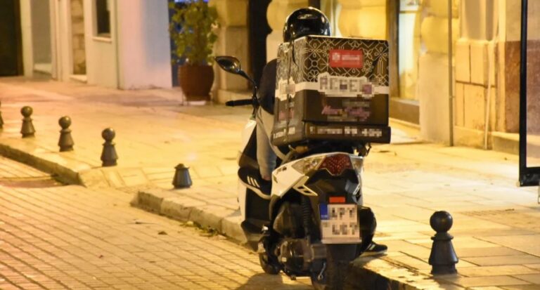 Καύσωνας: Να απαγορευτεί άμεσως η διανομή με μηχανάκι που βάζει σε κίνδυνο ζωές 