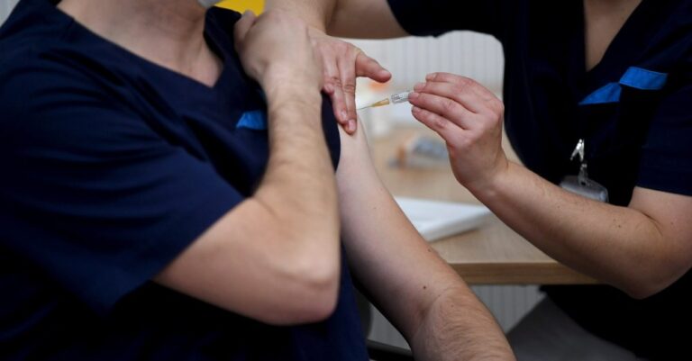 Λοιμωξιολόγοι: «Κινητή χειροβομβίδα» ο μη εμβολιασμένος