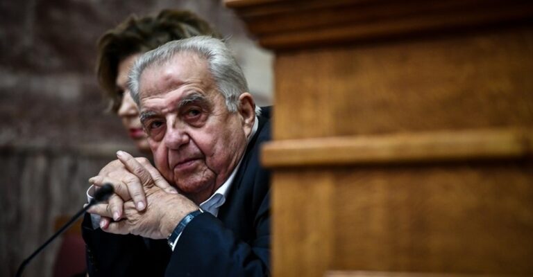 Αλέκος Φλαμπουράρης: Ο γερανός του δήμου Αθηναίων πήρε το αυτοκίνητό του – Δεν το έκλεψαν!