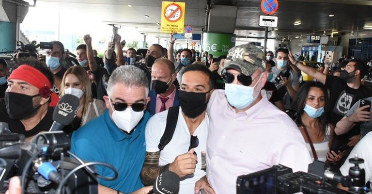 Πανικός στο αεροδρόμιο από την άφιξη του Τριαντάφυλλου στην Ελλάδα