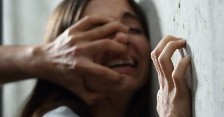 Στιγμές τρόμου για 17χρονη έξω από το σπίτι της στα Γλυκά Νερά