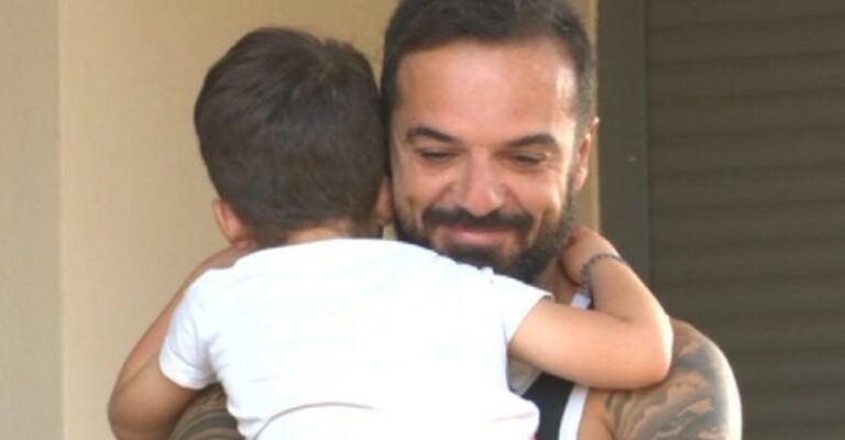 «Survivor»: Με καπνογόνα περίμεναν τον Τριαντάφυλλο έξω από το σπίτι του – Η αγκαλιά με τον γιο του