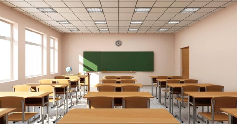 Καταγγελία: Σχολείο απαγορεύει τα σορτς και τις κοντές φούστες σε μαθήτριες