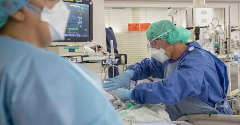 «Οι γιατροί τώρα μας λένε γιατί του έκαναν το AstraZeneca;» – Ξεσπά η αδερφή 42χρονου που «σβήνει» στην εντατική