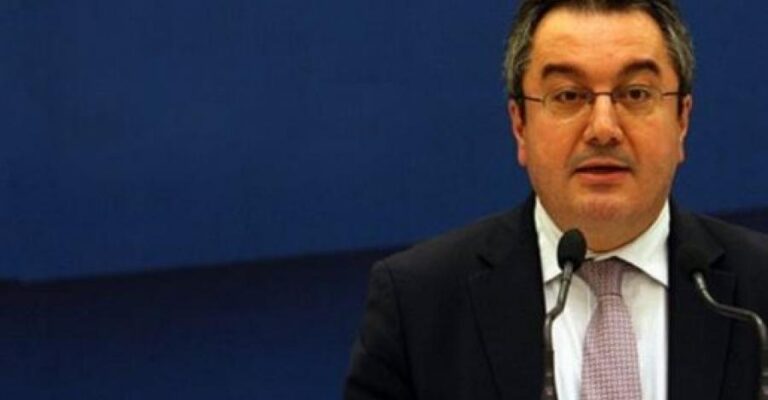 Μόσιαλος: «Πιθανώς θα χρειαστεί και τρίτη δόση το φθινόπωρο για τις ευάλωτες ομάδες»