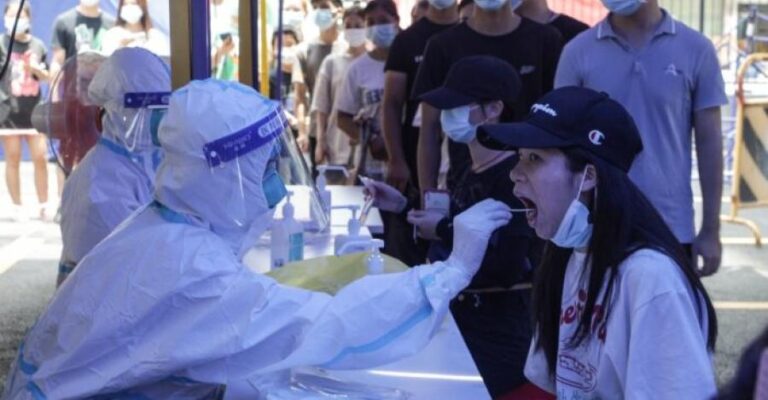 Σε βαρύ lockdown επιστρέφουν μεγάλες πόλεις στην Κίνα – Αυξήθηκαν τα κρούσματα, παρά τα δρακόντεια περιοριστικά μέτρα