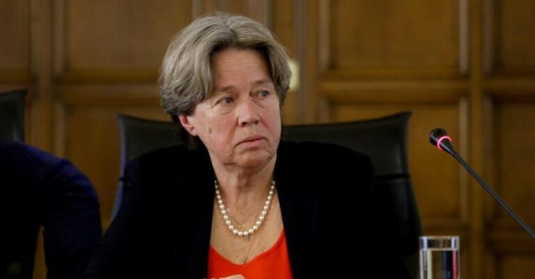 Διαφωνία Λινού: Να μην βγάλουν τις μάσκες στους εξωτερικούς χώρους οι εμβολιασμένοι – Φόβοι για μεταλλάξεις και 4ο κύμα