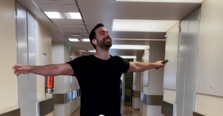 Ξετρελαμένος ο Σάκης Τανιμανίδης: Χορεύει για τις κόρες του στο μαιευτήριο