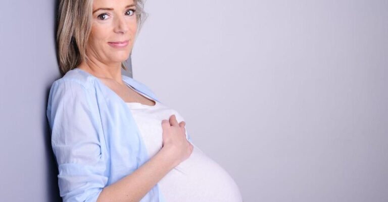 Έρευνα: Οι μισοί άντρες θεωρούν τις γυναίκες άνω των 36 μεγάλες για μαμάδες