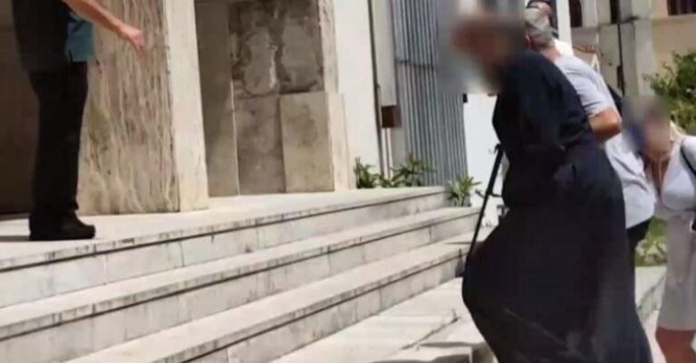 Αγρίνιο: «Ο ιερέας τη βίασε όταν ήταν 13 ετών» – Τι βρήκαν στο σπίτι του ιερέα που συνελήφθη